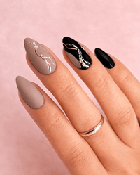 Faux ongles noir et or