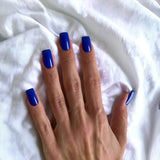 Faux ongle bleu electrique