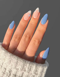 Faux ongle bleu et blanc