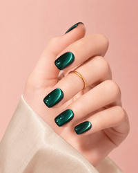 aux ongles vert emeraude